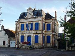 La Celle.St.Cyr-mairie-01.jpg