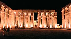 Archivo:Luxor, Luxor Temple, inside, at night, Egypt, Oct 2004