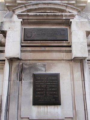 Archivo:Memorial plaque to the United Nations General Assembly. Methodist Central Hall, Westminster