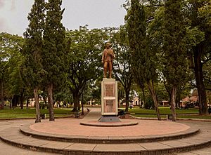Archivo:Monumento al fundador de la ciudad