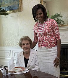 Archivo:Nancy Reagan with Michelle Obama cropped