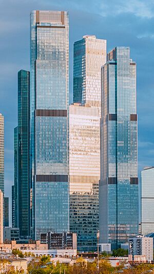 Archivo:Neva Towers 2022(cropped)