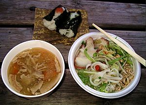 Archivo:Pho with onigiri and tonjiru