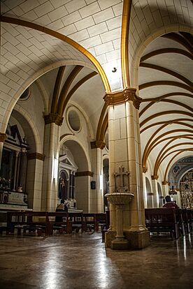 Archivo:Pileta de agua bendita de la iglesia de Jauja