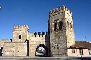Archivo:Puerta oeste murallas Madrigal