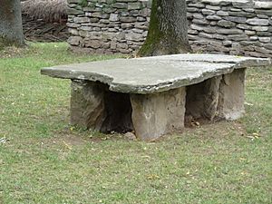 Archivo:RO B Village Museum Rapciuni church stone table 1