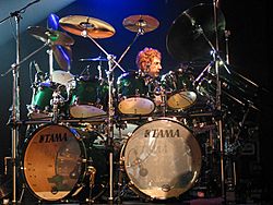 Archivo:Simon Phillips on drums 02