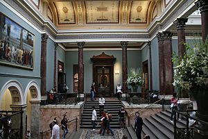 Archivo:Staircase hall of the National Gallery, London