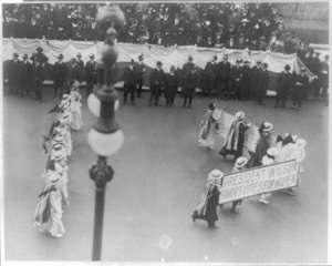 Archivo:Suffragettes parading with banner