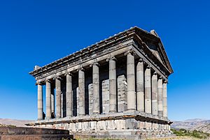 Archivo:Templo de Garni, Armenia, 2016-10-02, DD 95