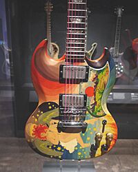 Archivo:The Fool SG (1964 Gibson SG) played by Eric Clapton (Cream), present from George Harrison to Eric Clapton (Cream), painted in 1967 by The Fool Collective - Play It Loud. MET (2019-05-13 19.29.10 by Eden, Janine and Jim)