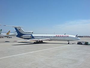 Archivo:Tupolev Tu 154M Rossiya at Antalya Airport