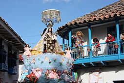 Archivo:Virgen del Carmen - Paucartambo Peru