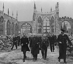 Archivo:Winston Churchill walks through the ruins of Coventry Cathedral