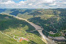 Archivo:A barragem de Saucelle do miradouro de Penedo Durão