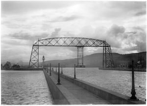 Archivo:Aerial transfer bridge (ferry), Duluth, Minnesota, ca.1920 (CHS-5034)