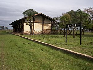 Archivo:Antigua estación ferroviaria de Maciel, del Ferrocarril Carlos Antonio López.