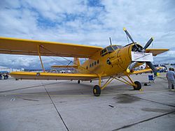 Archivo:Antonov AN-2 Colt Yellow