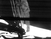 Archivo:Apollo 11 first step