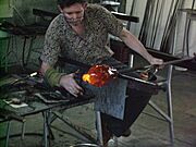 Archivo:Artisan verrier au travail