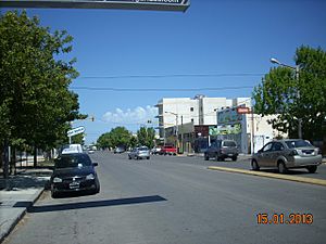 Archivo:Avenida Yrigoyen (Trelew)