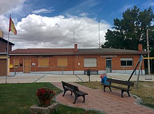 Archivo:Ayuntamiento de Requena de Campos