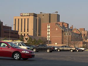 Archivo:Ball Memorial Hospital, Muncie, Indiana (17-04-2007)