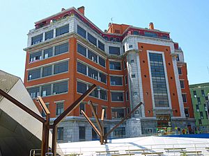 Archivo:Baracaldo - Edificio El Carmen (Antiguas oficinas centrales de Altos Hornos de Vizcaya) 3