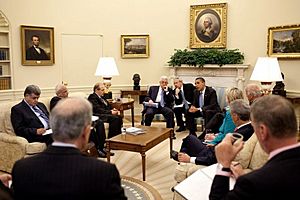 Archivo:Barack Obama meets with Mahmoud Abbas in the Oval Office 2009-05-28 2