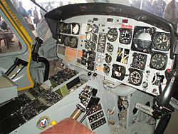 Archivo:Bell UH-1B Iroquois interior