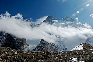 Archivo:Broad Peak from Godwin-Austen Glacier cropped
