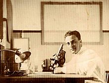 César Martín Cano en los laboratorios del Instituto Antipalúdico de Navalmoral de la Mata.jpg