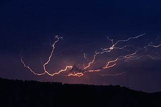 Archivo:Cloud to cloud lightning strike