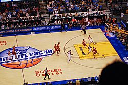 Archivo:Collison drives to the basket in 2008 Pac-10 Championship game