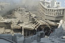 Archivo:Destroyed balustrade in bombed Beirut house July 20 2006