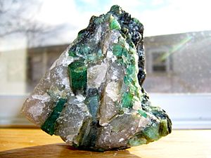Archivo:Emerald in a quartz and pegmatite matrix