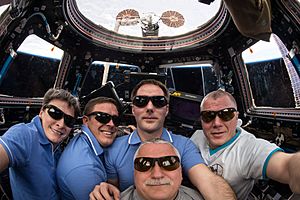 Archivo:Expedition 51 inflight crew portrait in the Cupola