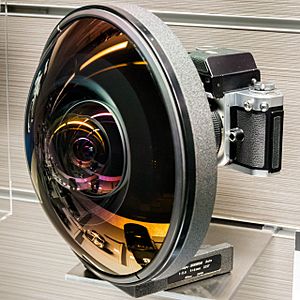 Archivo:Fisheye-Nikkor Auto 6mm f2.8 lens 2015 Nikon Museum