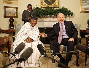 Archivo:George Bush and Amadou Toumani Toure