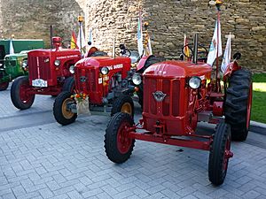 Archivo:Hanomag Barreiros tractors in Lugo