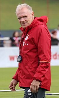 Archivo:Hermann Gerland Training 2017-05 FC Bayern Muenchen-1 (cropped)