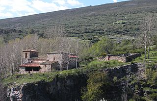 Iglesia y cementerio de Valcobero.JPG