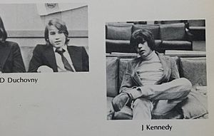 Archivo:JFK Jr & David Duchovny in the 1975 Collegiate school yearbook