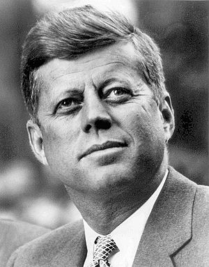 Archivo:JFK White House portrait looking up lighting corrected