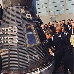 Archivo:JFK inspects Mercury capsule, 23 February 1962