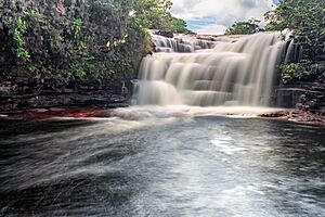 Archivo:Kawi Falls - Salto Kawi (23636787272)