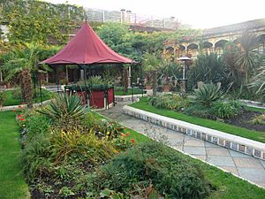 Archivo:Kensington roof gardens tent