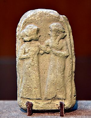 Archivo:Man and woman, Old-Babylonian fired clay plaque from Southern Mesopotamia, Iraq