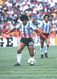 Archivo:Maradona y barbas mundial82