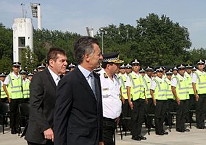 Archivo:Mauricio Macri encabezó la ceremonia de egreso de cadetes de la Policia Metropolitana (8285614304)